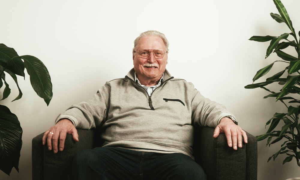 Interview mit Josef Ferstl, ehemaliger Geschäftsführer der A-Trust GmbH, sitzend auf einer Couch.
