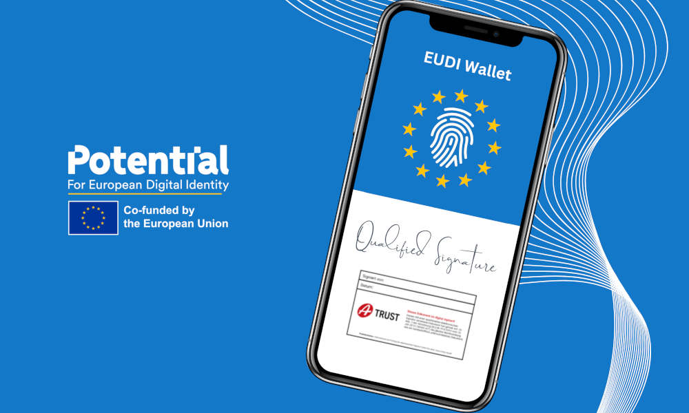 Montage: Vor blauem Hintergrund mit dem Potentials-Logo schwebt ein Smartphone. Auf der oberen Hälfte des Displays sind ein Fingerabdruck-Symbol, die EU-Flagge und der Text ‚EUDI-Wallet‘ abgebildet; auf der unteren Hälfte der Schriftzug ‚Qualifizierte Signatur‘ und die A-Trust-Signaturbildmarke.