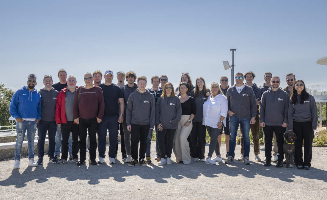 Gruppenfoto vom A-Trust Teambuilding am Kahlenberg bei strahlendem Sonnenschein